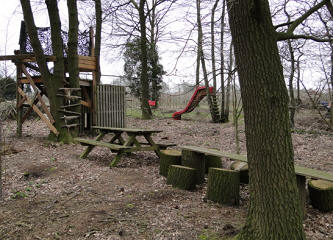 In het bos kun je wandelen, klimmen, glijen, schommelen, in de hut spelen, fietscrossen of picknikken.